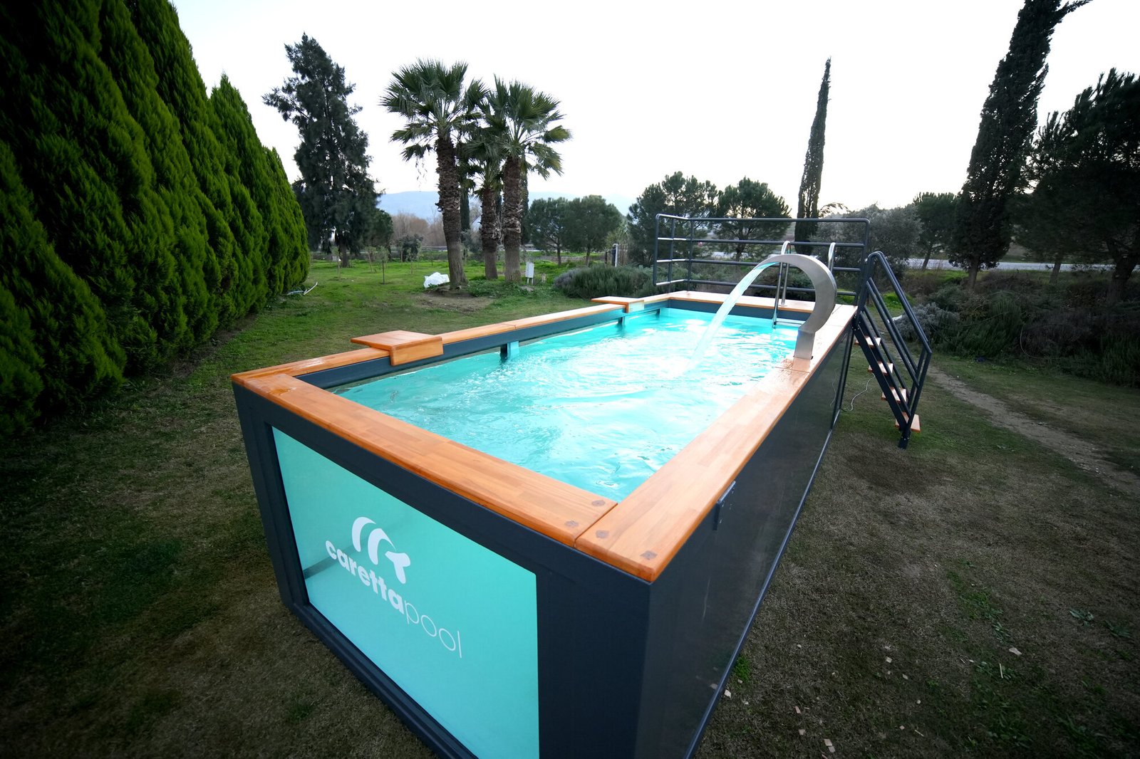 Ozanköy’deki Pools Plus demo havuzundan cam yüzeyli uygulama görünümü